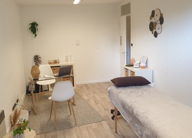 Salle apaisante chez Lionel Morawski - Réflexologie plantaire à Attignat, Auvergne-rhône-alpes, FR.