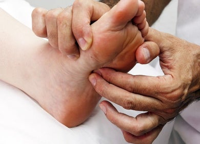 Réflexologie plantaire chez Lionel Morawski à Attignat, Auvergne-rhône-alpes, FR. Massage relaxant des pieds.