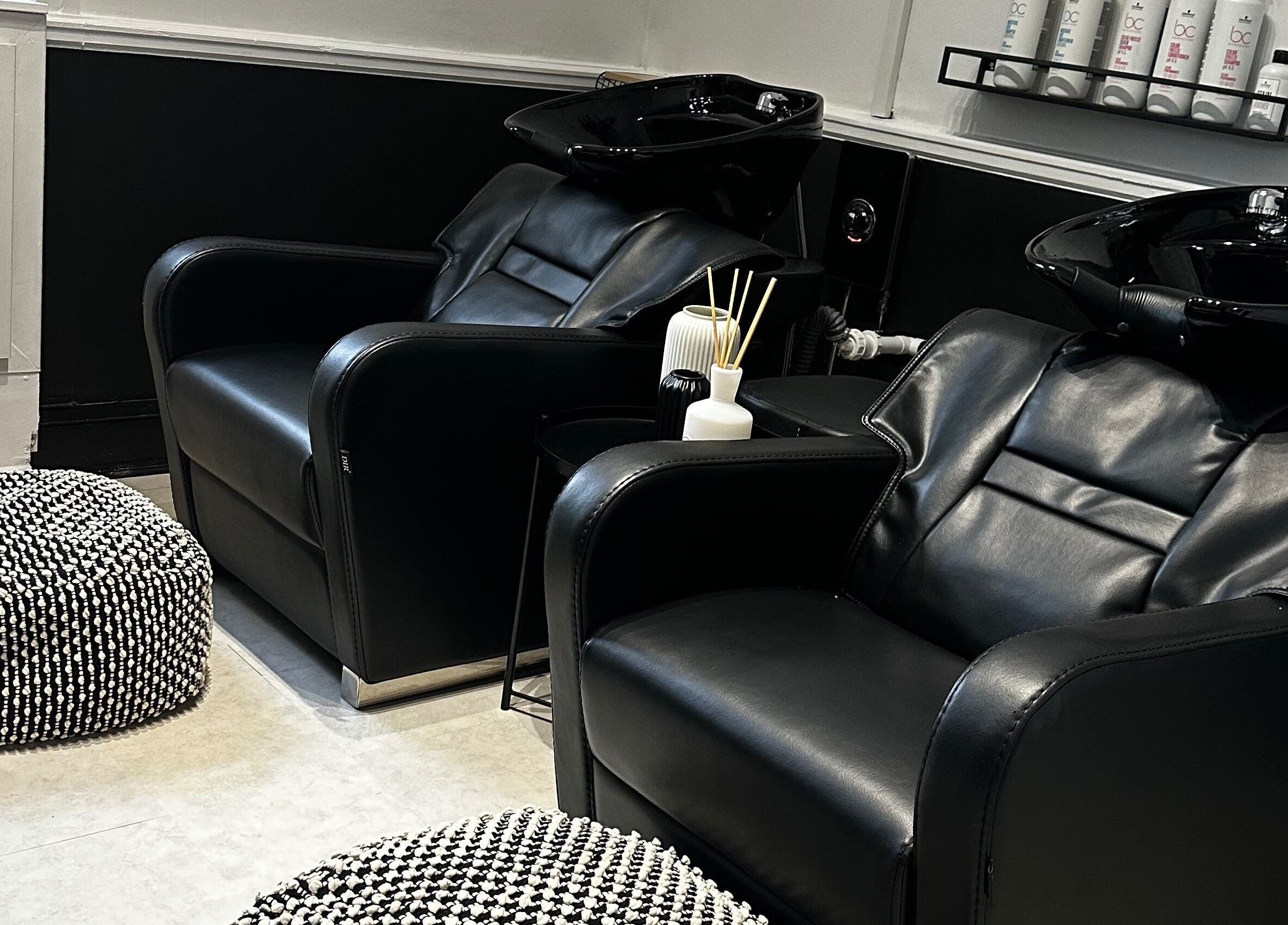 Chic wash stations at Exhibit Studio in Uphall, Scotland, GB offer elegance and comfort in a modern setting.