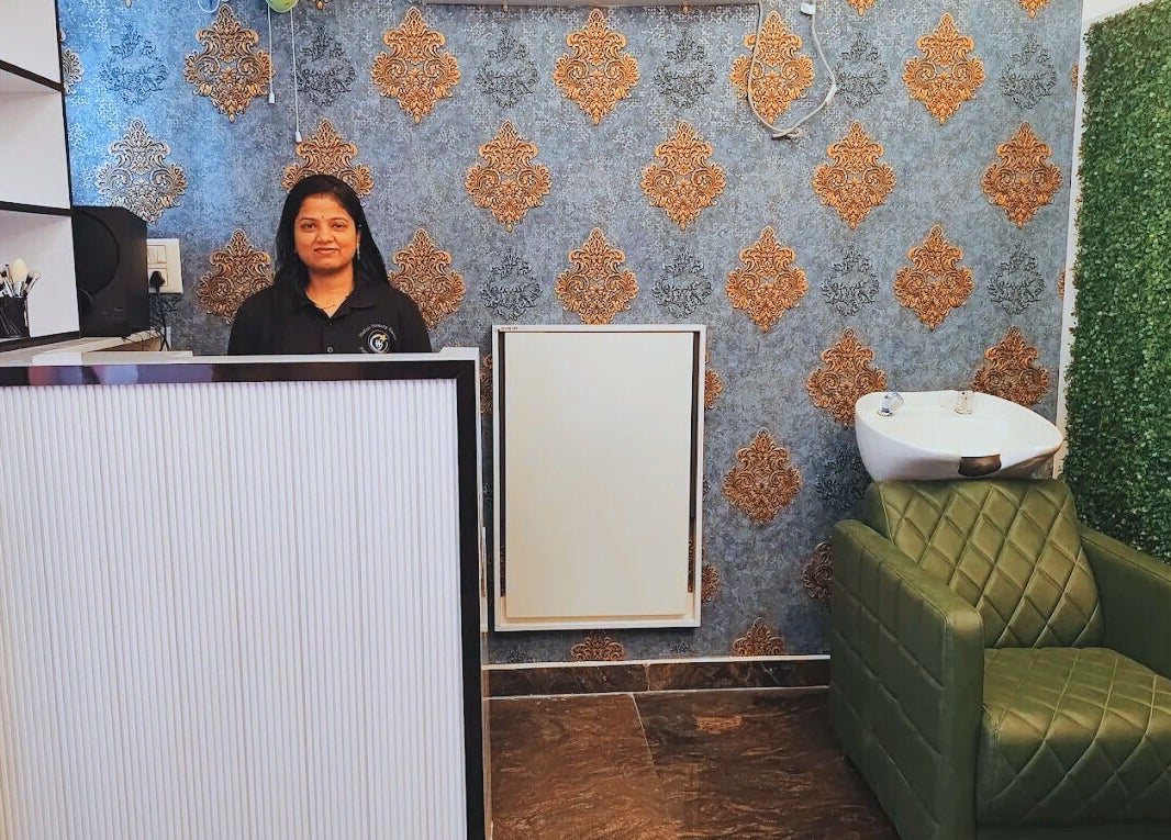 Helloji Beauty Salon in Bengaluru, Karnataka, IN with welcoming reception and stylish interior decor.