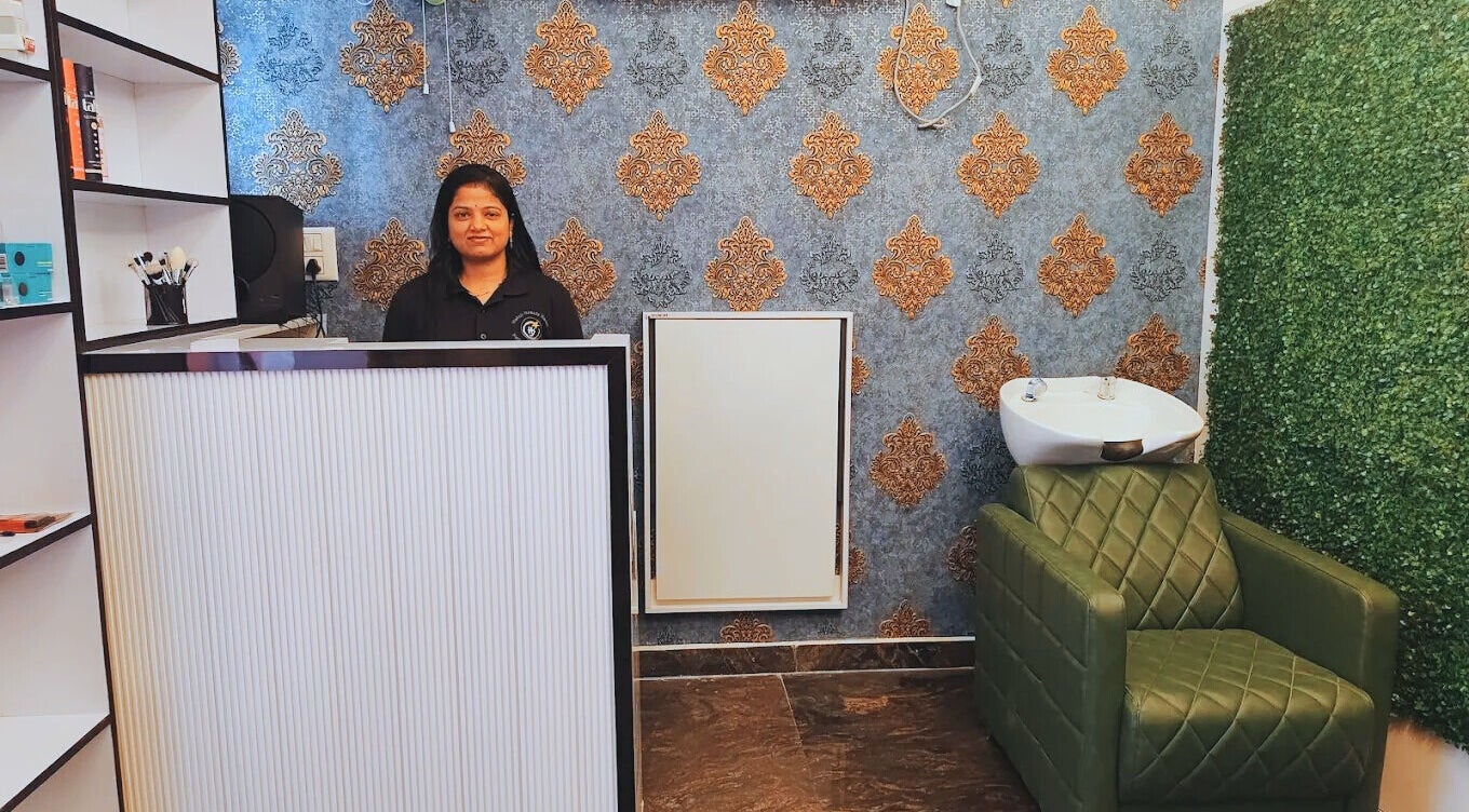 Helloji Beauty Salon in Bengaluru, Karnataka, IN with welcoming reception and stylish interior decor.