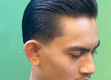 Elegant men's hairstyle at THE CUTZS in Machang, Kelantan, MY showcasing sleek styling.