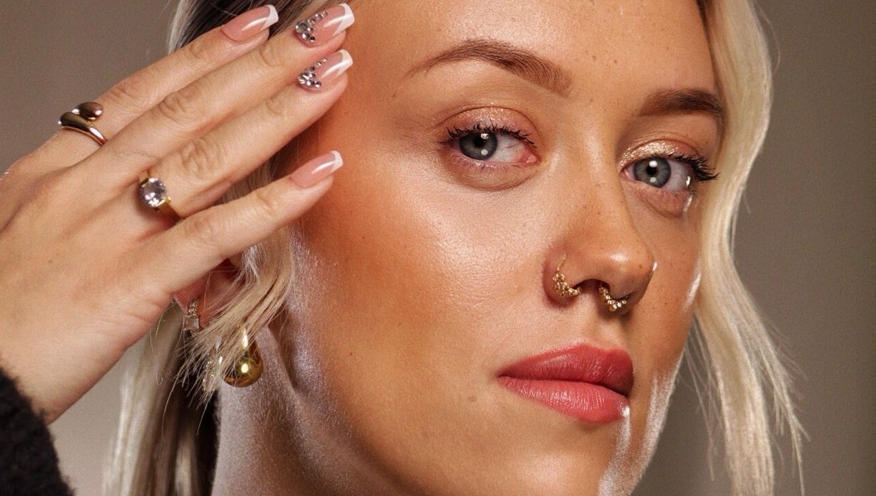 Elegancki makijaż i biżuteria w GlowRoom Beauty Academy, Leeds, England, GB.