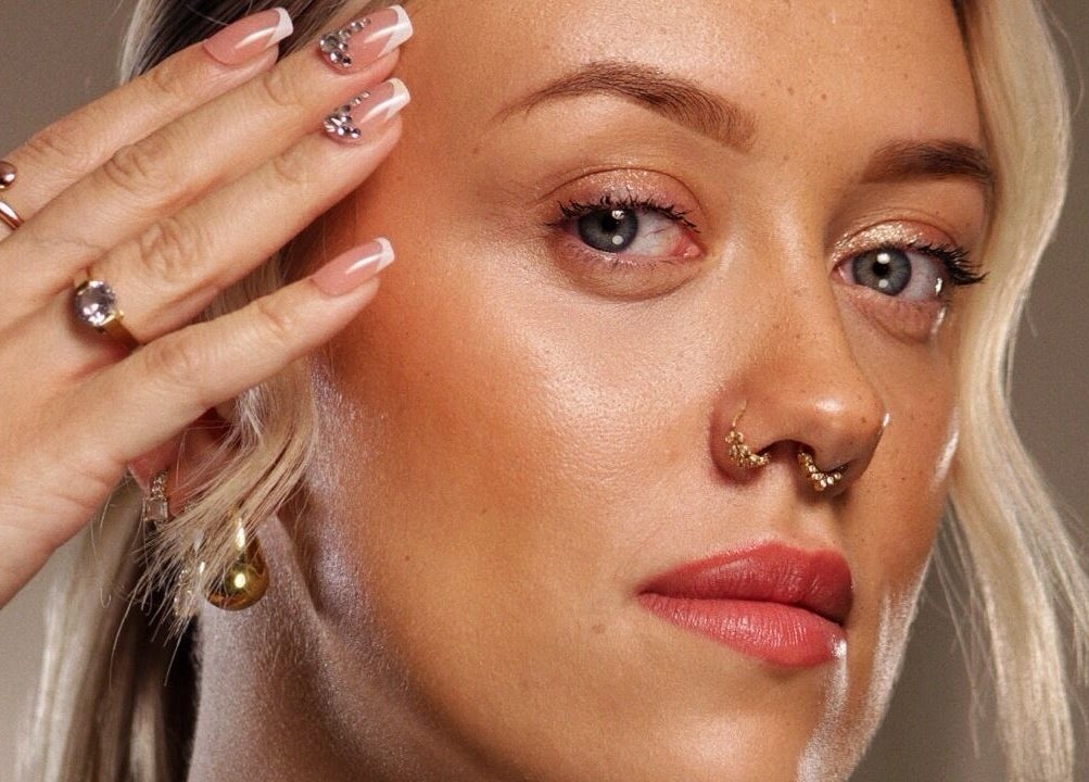 Elegancki makijaż i biżuteria w GlowRoom Beauty Academy, Leeds, England, GB.