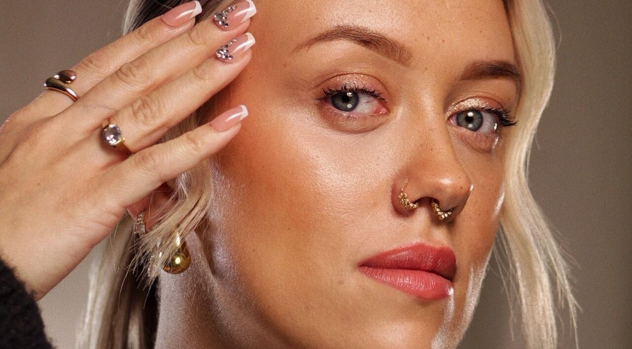 Elegancki makijaż i biżuteria w GlowRoom Beauty Academy, Leeds, England, GB.