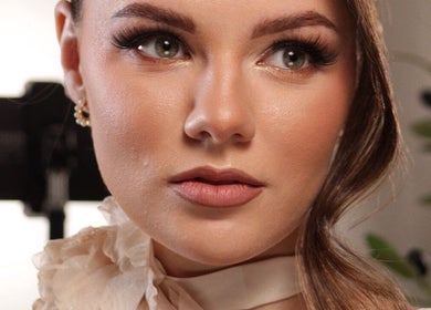 Modelka z perfekcyjnym makijażem w GlowRoom Beauty Academy, Leeds, England, GB.