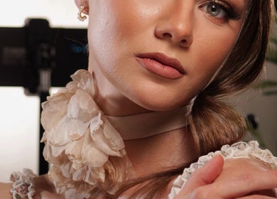 Modelka w studio GlowRoom Beauty Academy, Leeds, Anglia. Stylizacja kwiatowa i elegancka biżuteria.