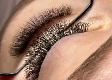 Luksusowe przedłużanie rzęs w GlowRoom Beauty Academy, Leeds, England, GB.