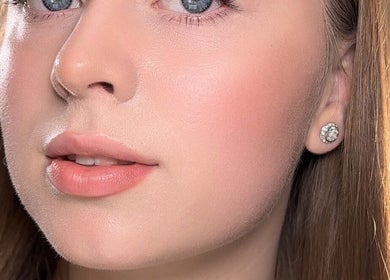 Naturalny makijaż w GlowRoom Beauty Academy w Leeds, England, GB. Subtelne odcienie dla promiennego wyglądu.
