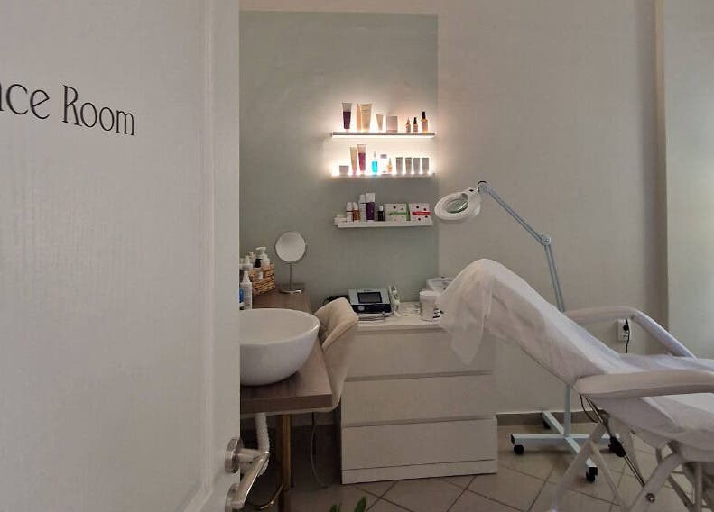 Δωμάτιο θεραπειών προσώπου στο Avra Ινστιτούτο Αισθητικής, Γαλάτσι, GR με σύγχρονο εξοπλισμό και προϊόντα ομορφιάς.