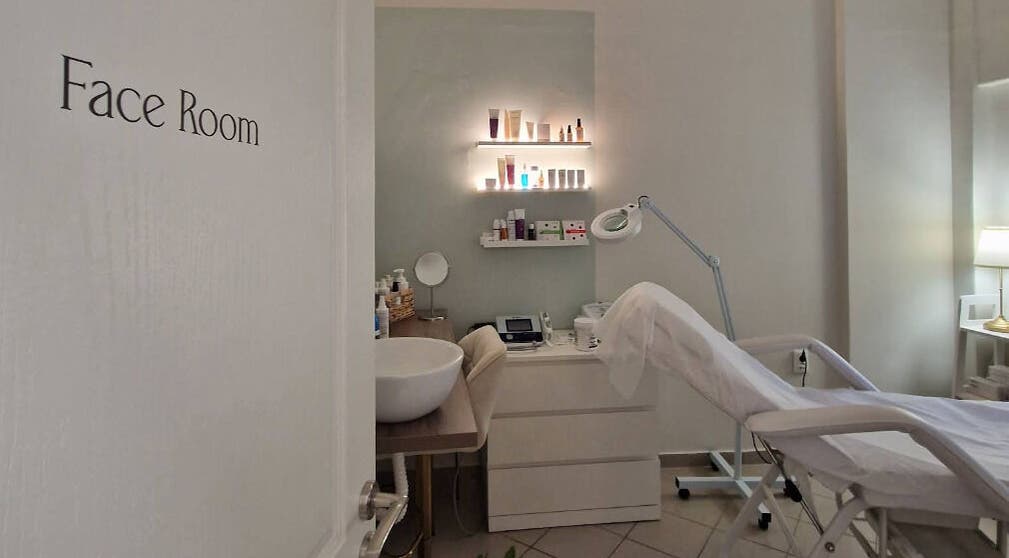 Δωμάτιο θεραπειών προσώπου στο Avra Ινστιτούτο Αισθητικής, Γαλάτσι, GR με σύγχρονο εξοπλισμό και προϊόντα ομορφιάς.