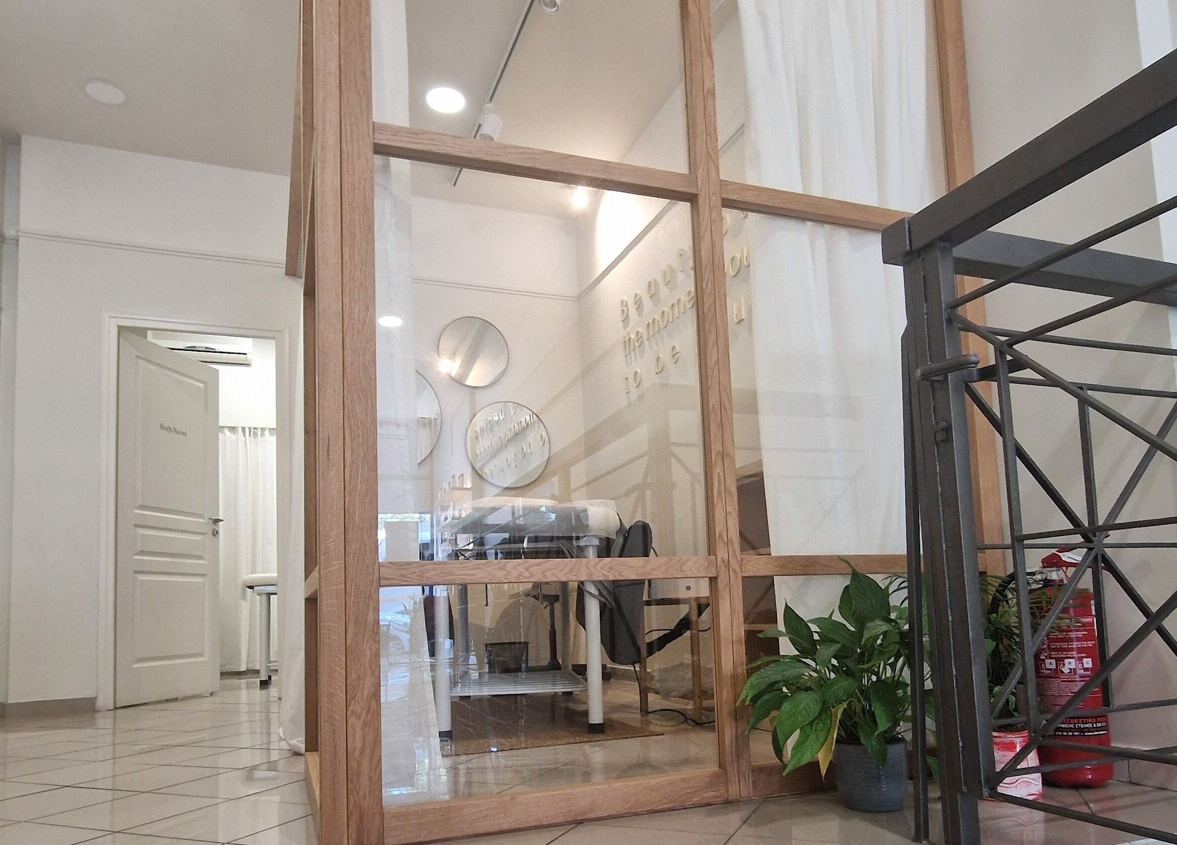 Εσωτερικό του Avra Ινστιτούτο Αισθητικής στο Γαλάτσι, GR με μοντέρνα διακόσμηση και φωτεινούς χώρους.