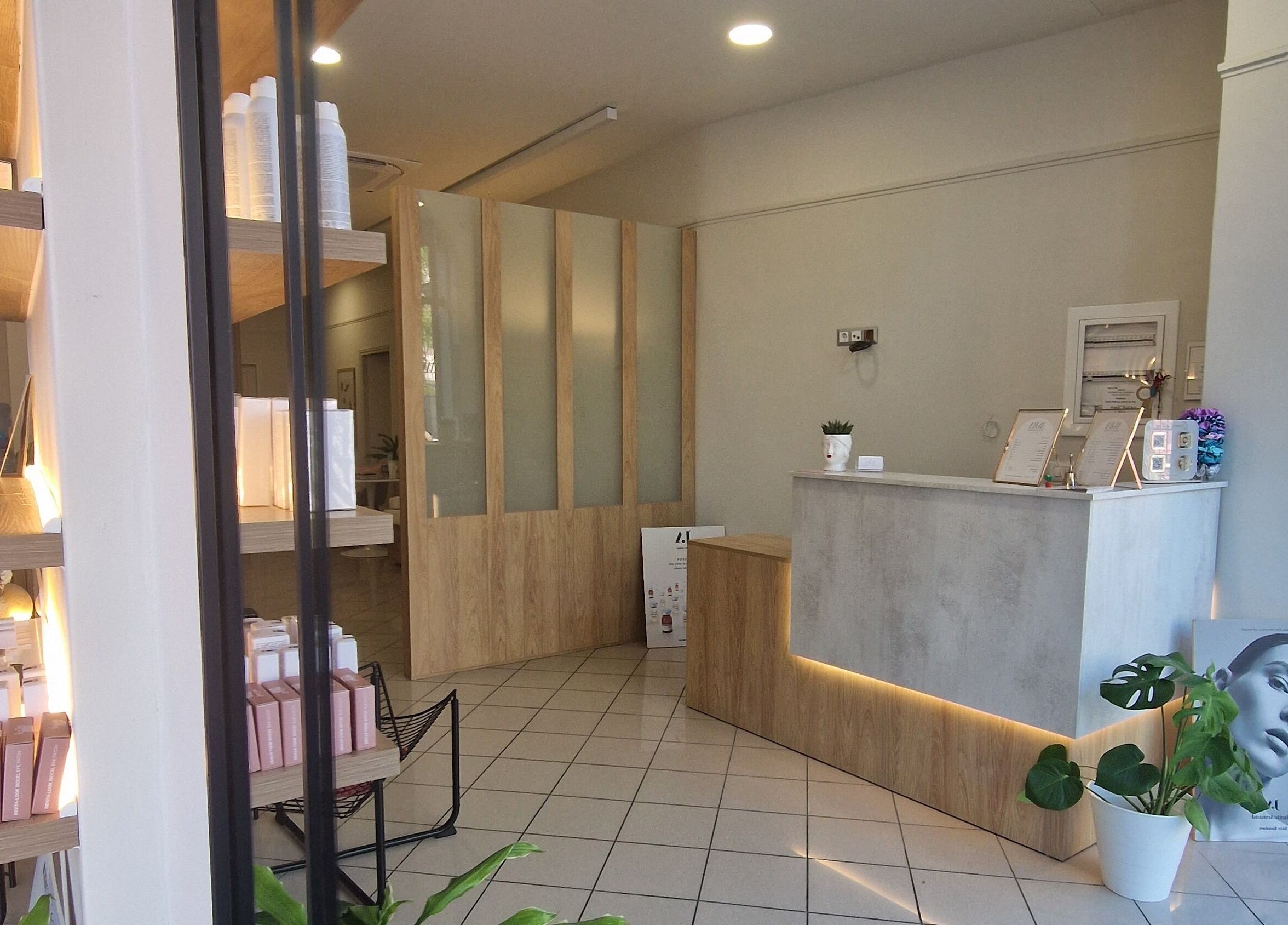 Υποδοχή του Avra Ινστιτούτο Αισθητικής στο Γαλάτσι, GR, με καλαίσθητο ντεκόρ και φυσικό φως.