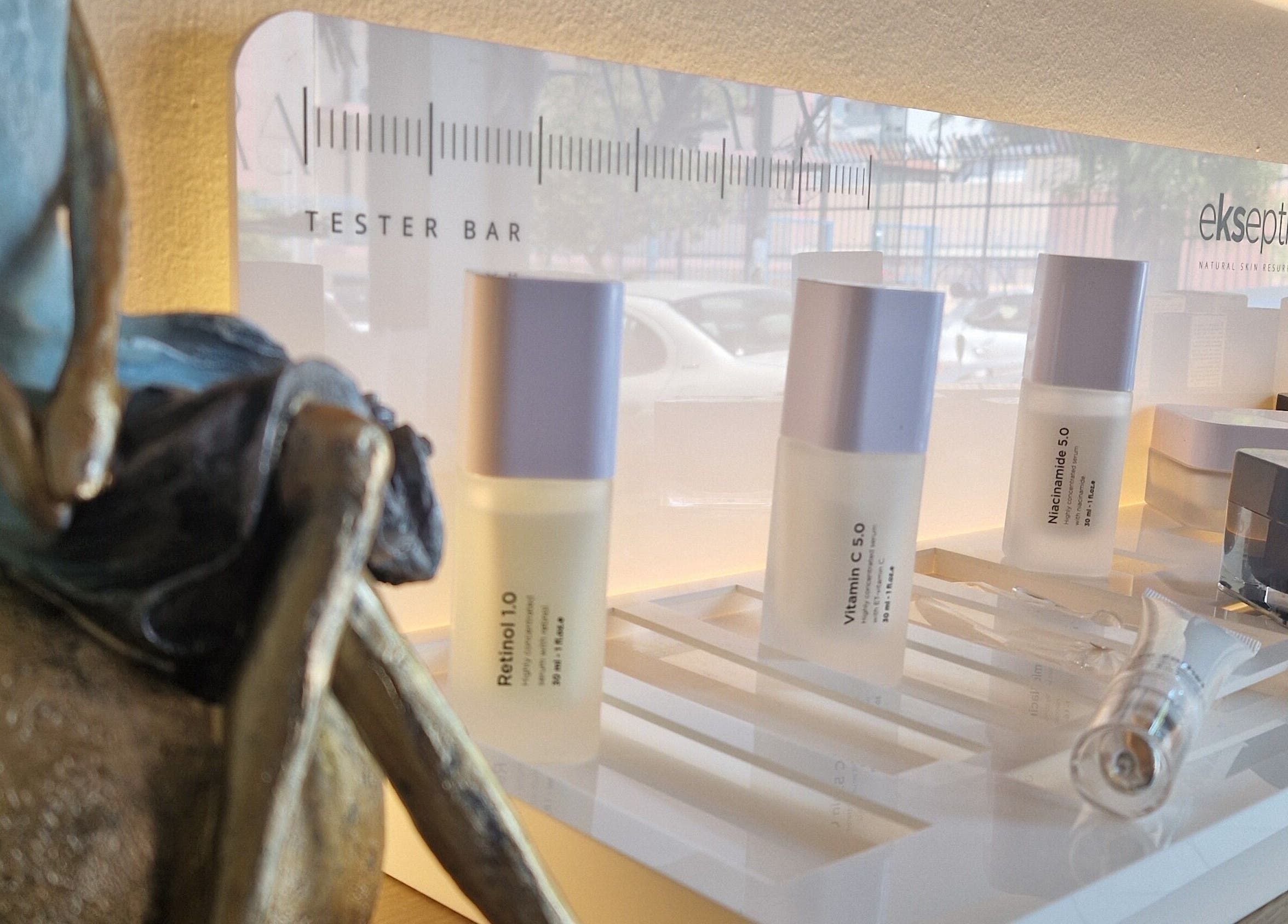 Προϊόντα ομορφιάς σε ράφι στο Avra Ινστιτούτο Αισθητικής, Γαλάτσι, GR, με σύγχρονο ντιζάιν και ατμόσφαιρα χαλάρωσης.