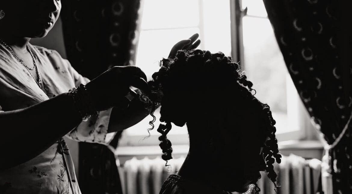 Styliste coiffe Locksandcurlsstudio en Orléans, Centre-val De Loire, FR, exposant coiffure créative.