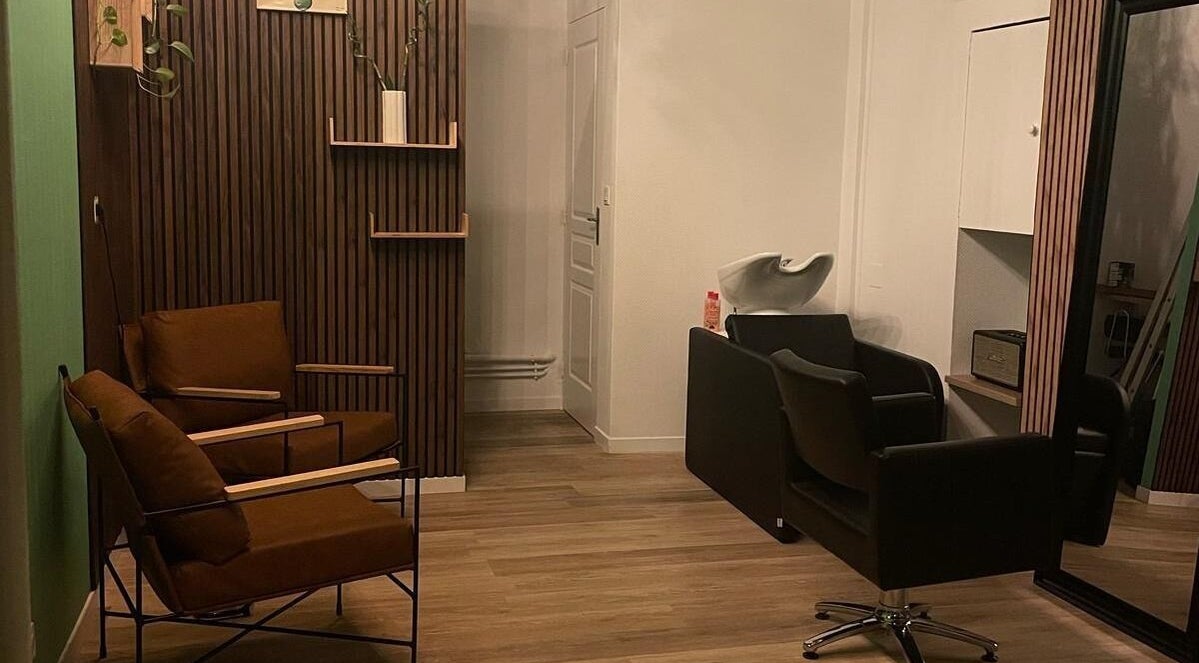 Espace élégant chez Locksandcurlsstudio à Orléans, Centre-Val de Loire, FR, avec fauteuils confortables.