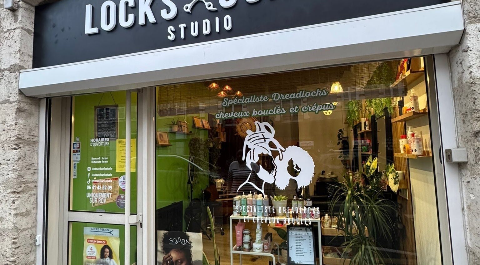 Façade de Locksandcurlsstudio, spécialiste en dreadlocks à Orléans, Centre-Val de Loire, FR.