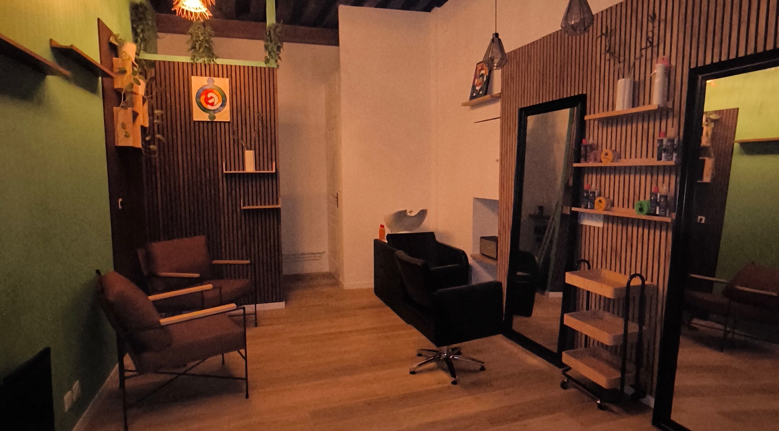 Intérieur chic de Locksandcurlsstudio à Orléans, Centre-val De Loire, FR, avec fauteuils et miroirs stylés.