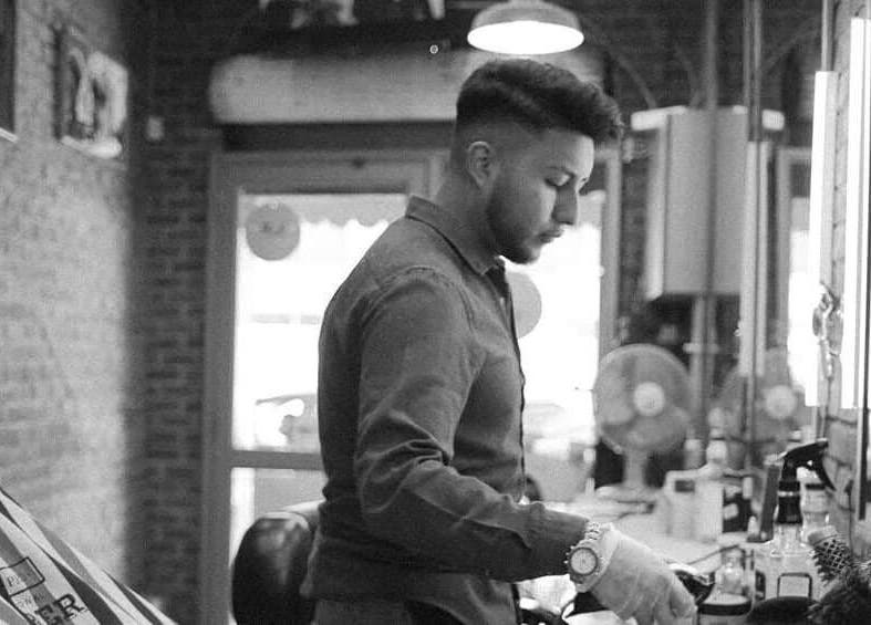 Barbero en acción en MATTIAS SAN MARTÍN, Viña Del Mar, Valparaíso, CL, cuidando cada detalle del corte.