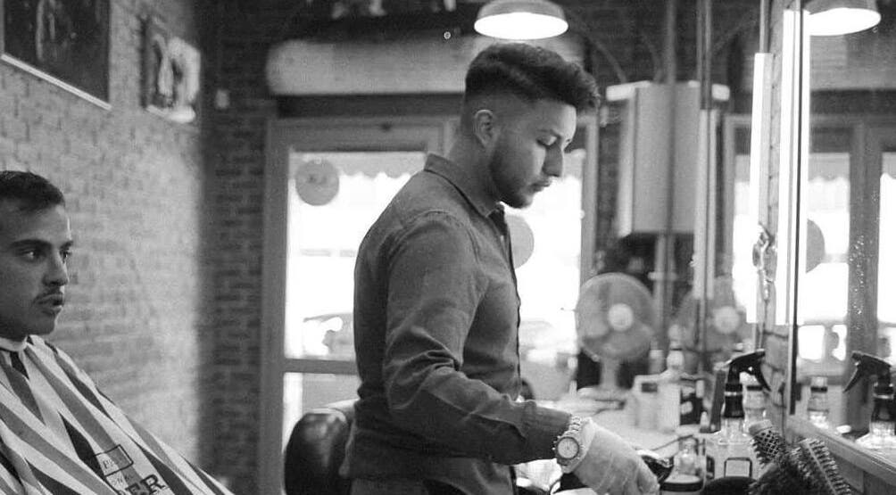 Barbero en acción en MATTIAS SAN MARTÍN, Viña Del Mar, Valparaíso, CL, cuidando cada detalle del corte.