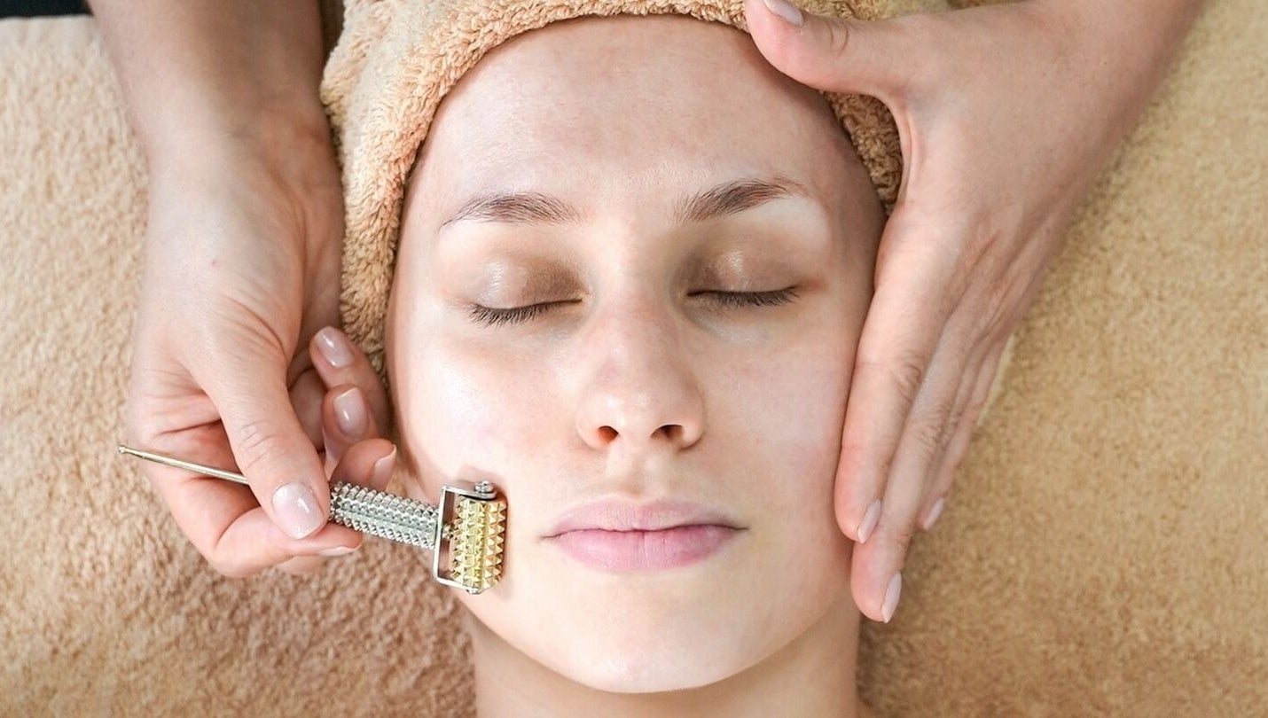 Soins du visage chez Estetic Bioatitude à Pierres, Centre-val De Loire, FR avec rouleau dermique.