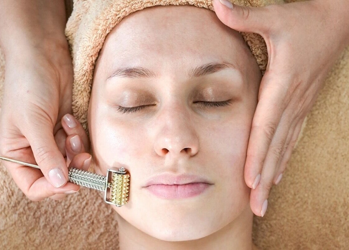 Soins du visage chez Estetic Bioatitude à Pierres, Centre-val De Loire, FR avec rouleau dermique.