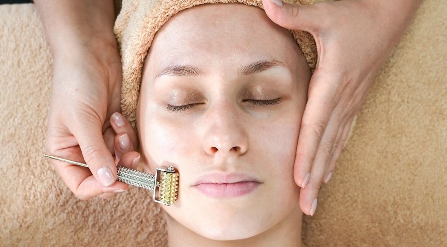 Soins du visage chez Estetic Bioatitude à Pierres, Centre-val De Loire, FR avec rouleau dermique.