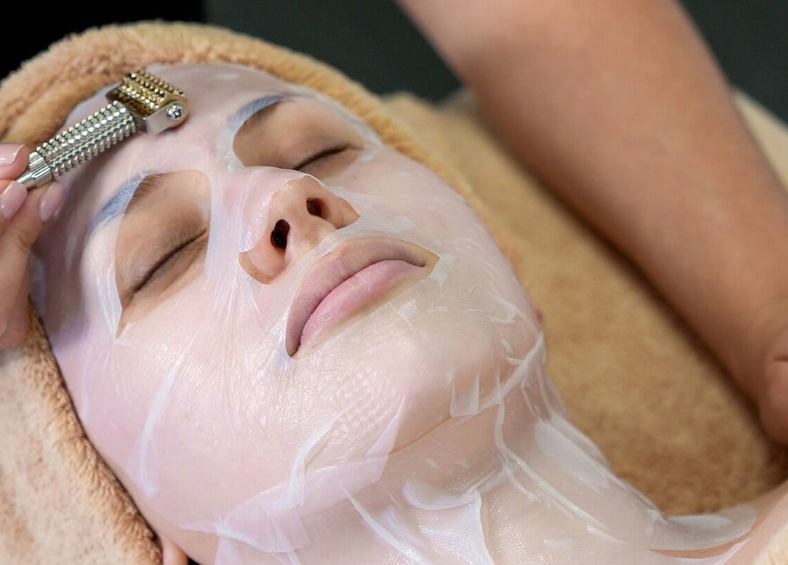 Soin du visage luxueux à Estetic Bioatitude, Pierres, Centre-val De Loire, FR, utilisant un rouleau facial.