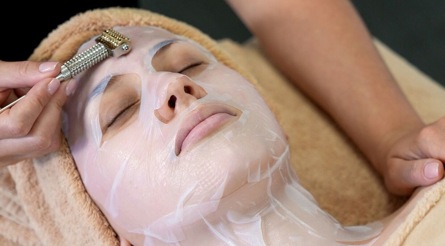 Soin du visage luxueux à Estetic Bioatitude, Pierres, Centre-val De Loire, FR, utilisant un rouleau facial.