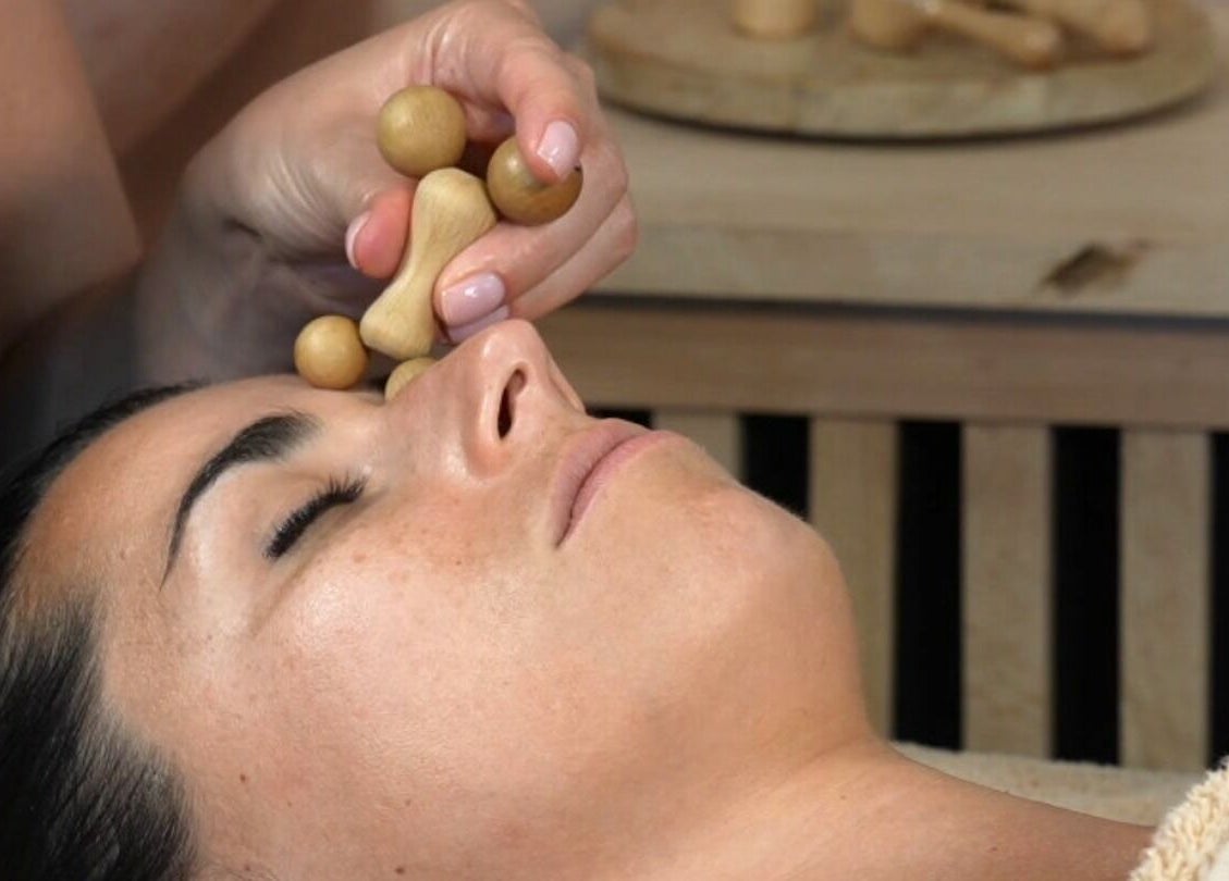 Massage du visage en bois à Estetic Bioatitude, Pierres, Centre-val De Loire, FR, pour détente ultime.