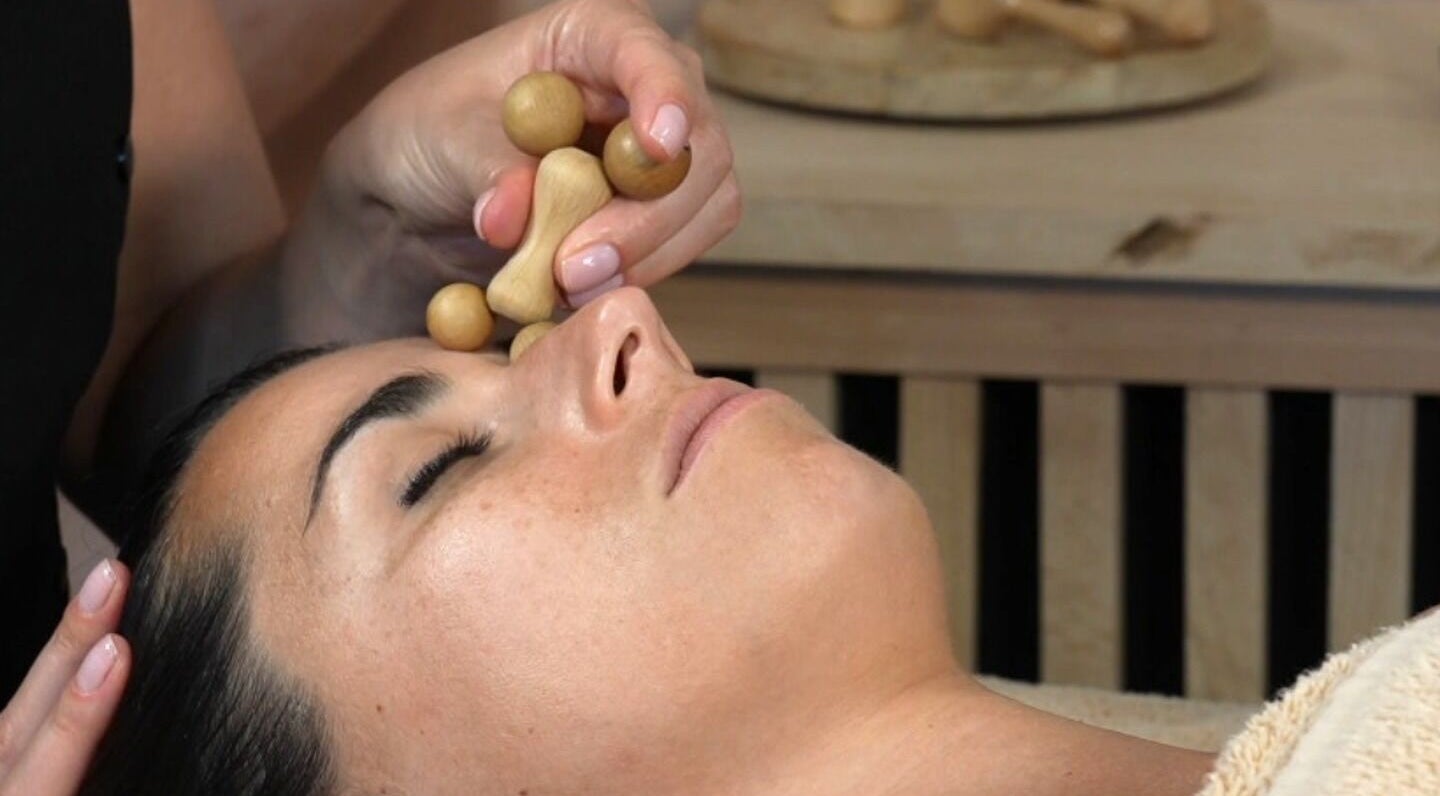 Massage du visage en bois à Estetic Bioatitude, Pierres, Centre-val De Loire, FR, pour détente ultime.