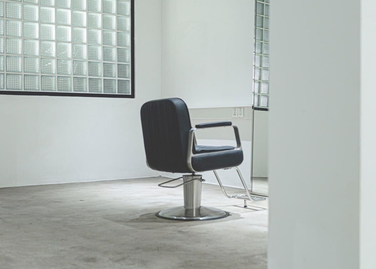 Minimalist salon chair at Bangs and Nova, Thành Phố Hồ Chí Minh, VN.