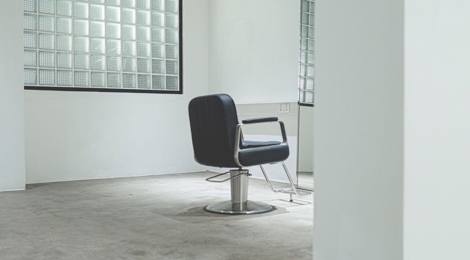 Minimalist salon chair at Bangs and Nova, Thành Phố Hồ Chí Minh, VN.