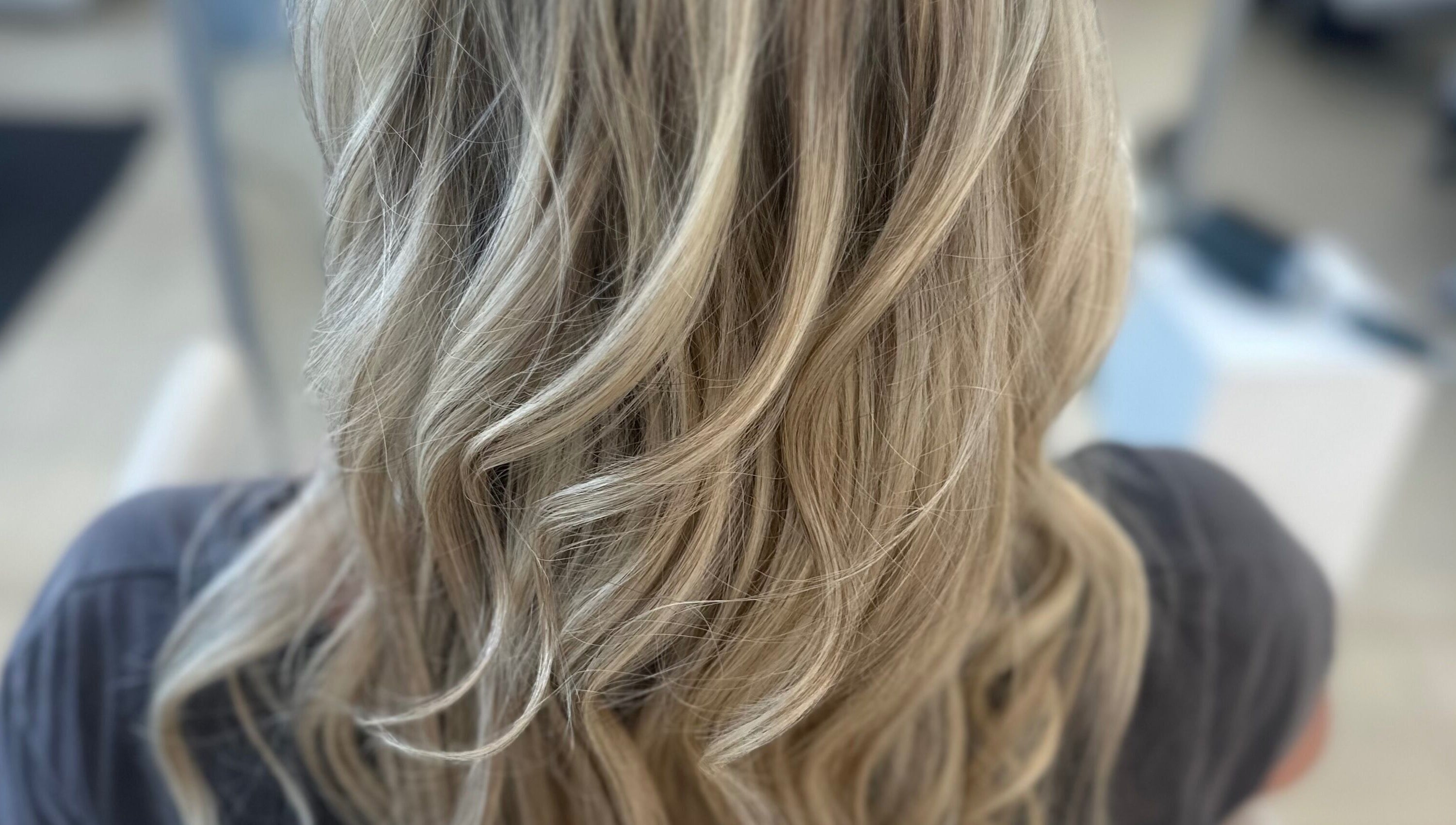 Peinado rubio ondulado realizado en Carolina Lopez Peluqueria, Los Cardales, Provincia De Buenos Aires, AR.