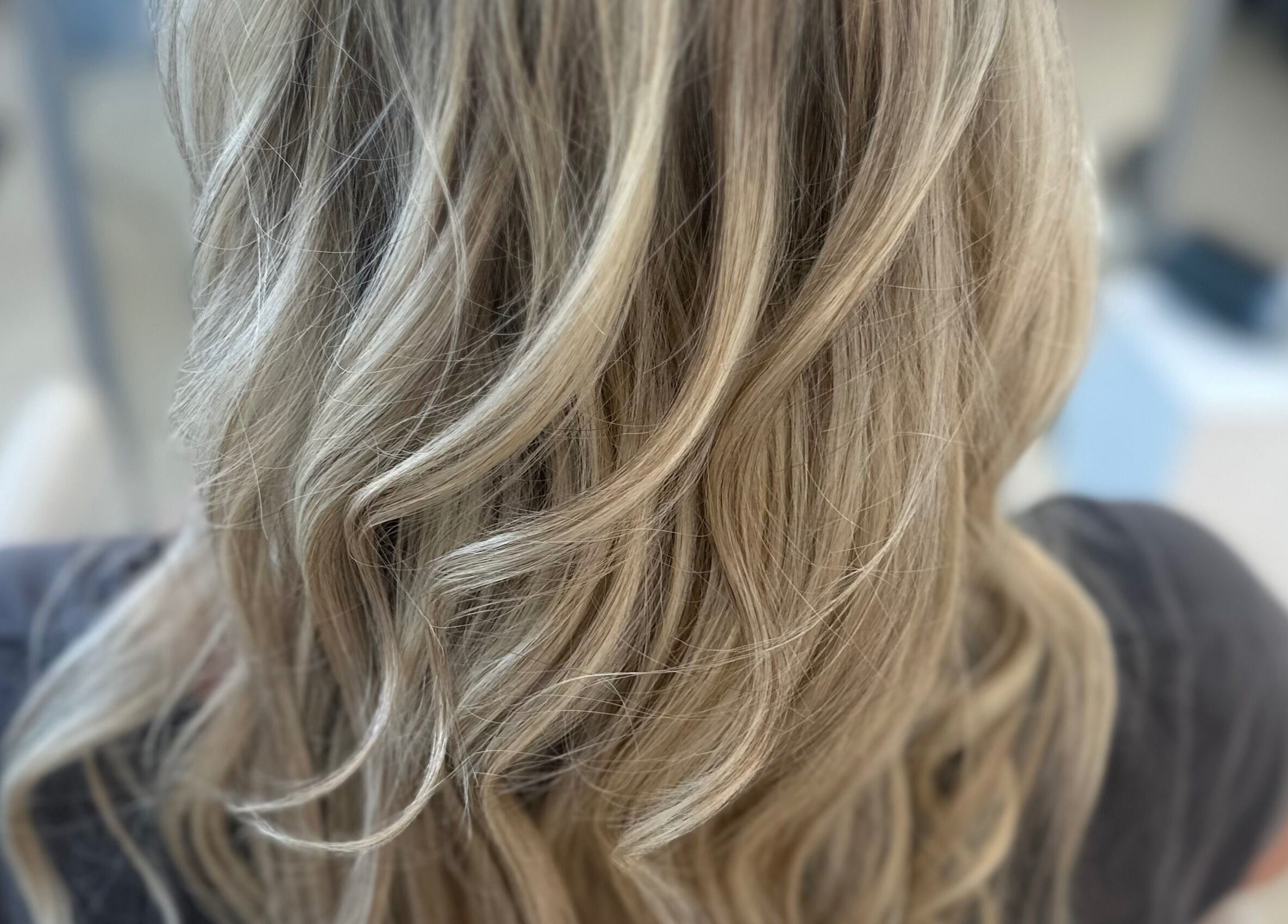 Peinado rubio ondulado realizado en Carolina Lopez Peluqueria, Los Cardales, Provincia De Buenos Aires, AR.