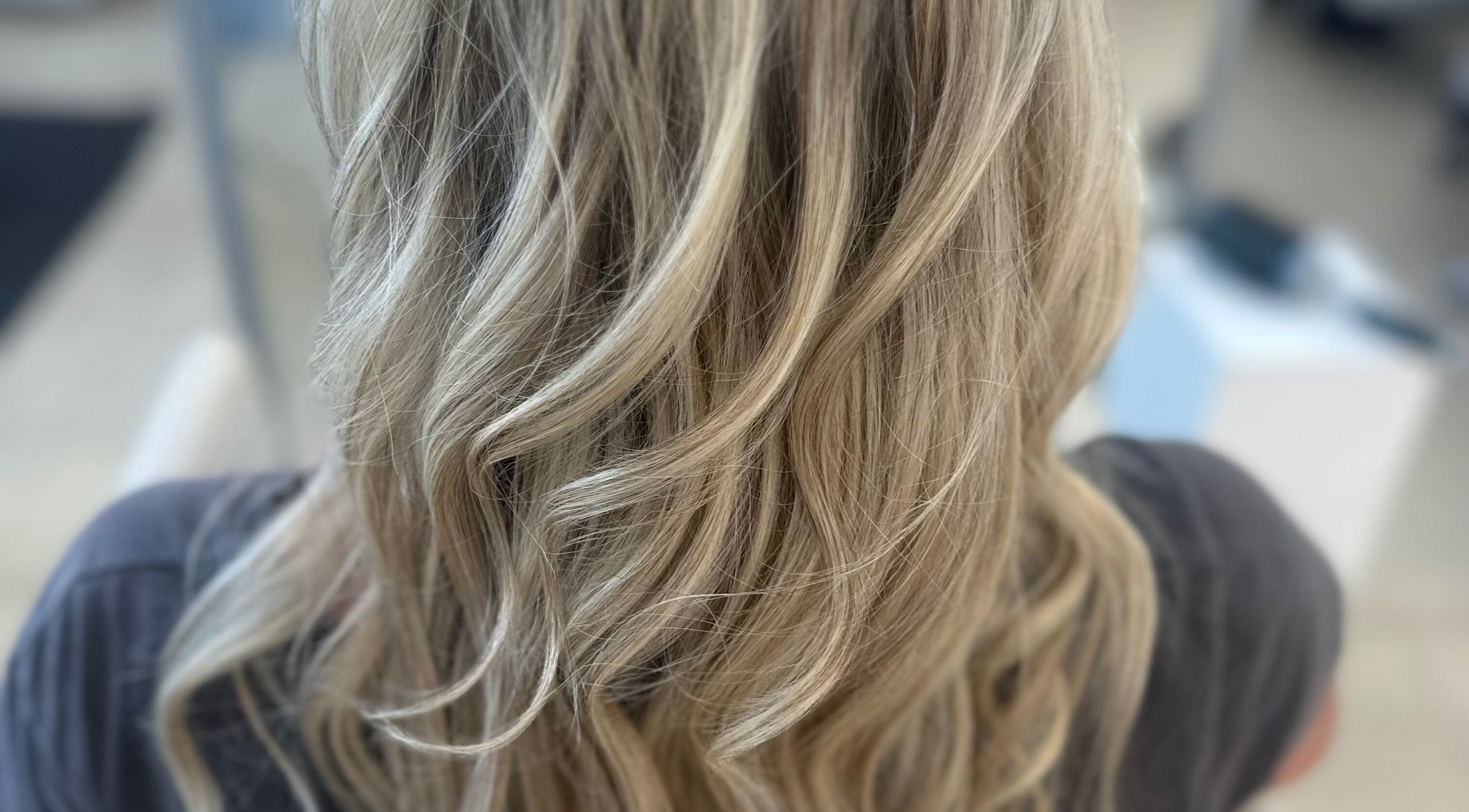 Peinado rubio ondulado realizado en Carolina Lopez Peluqueria, Los Cardales, Provincia De Buenos Aires, AR.