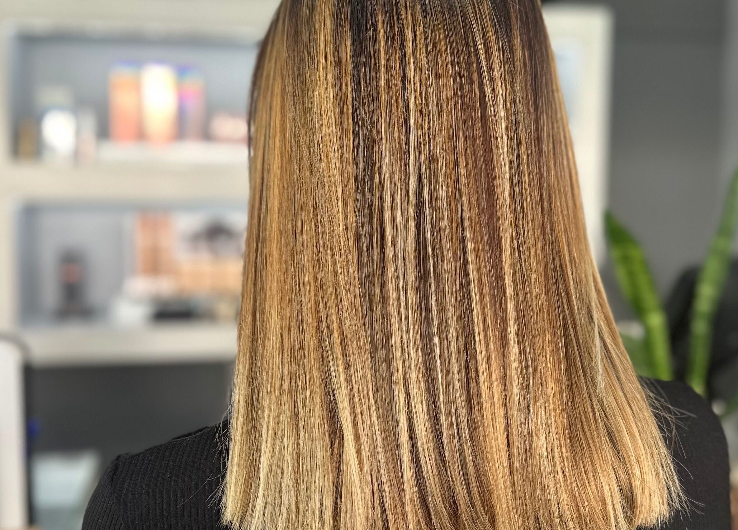 Cabello rubio alisado en Carolina Lopez Peluqueria, Los Cardales, Provincia De Buenos Aires, AR.