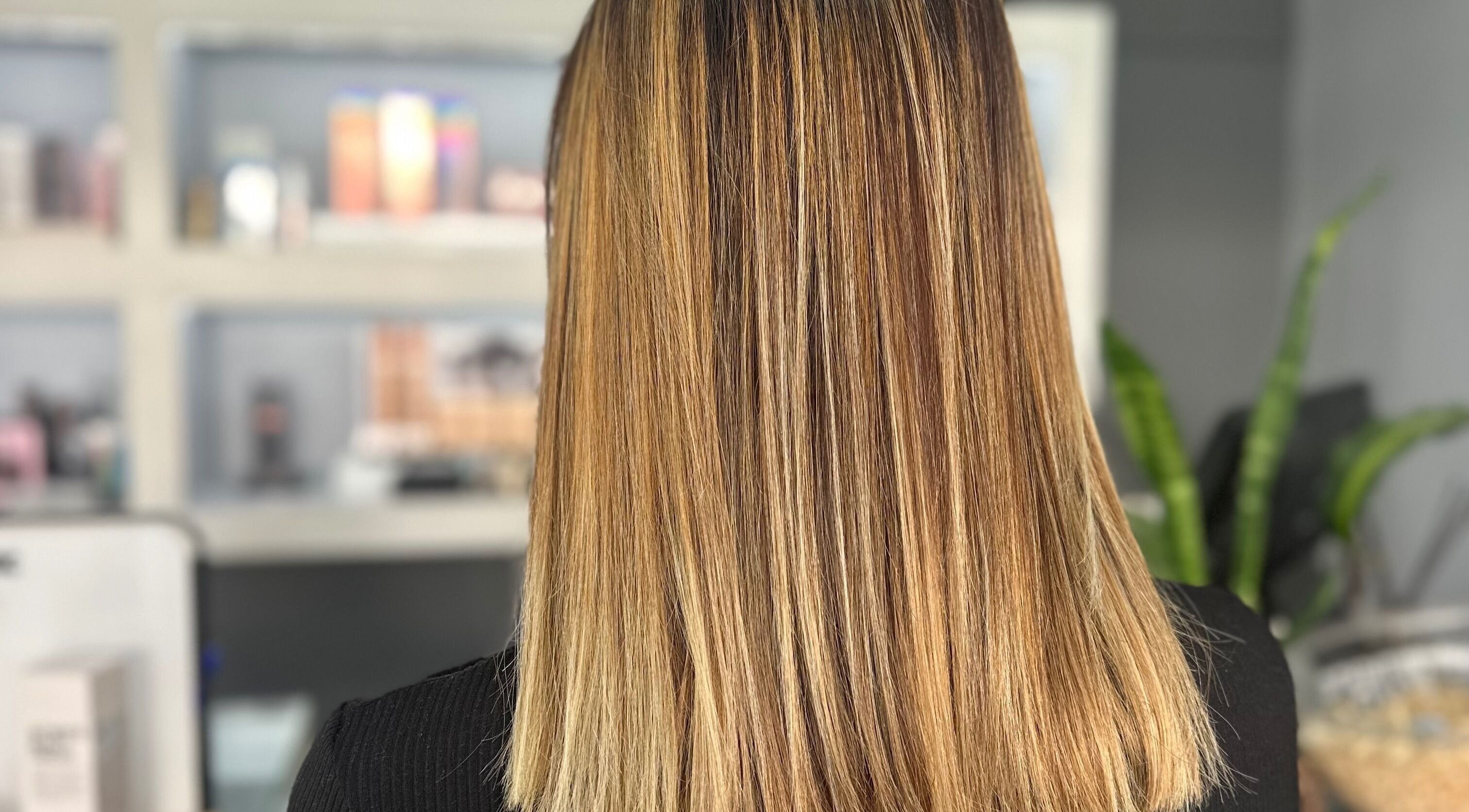 Cabello rubio alisado en Carolina Lopez Peluqueria, Los Cardales, Provincia De Buenos Aires, AR.