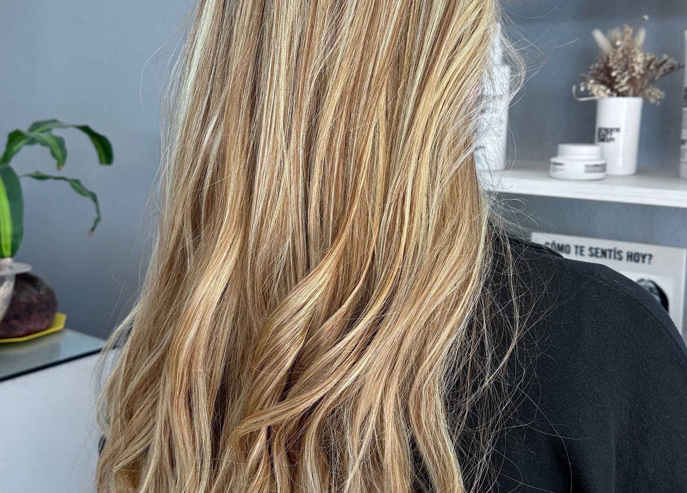 Cabello rubio y ondulado en Carolina Lopez Peluqueria, Los Cardales, Provincia De Buenos Aires, AR.