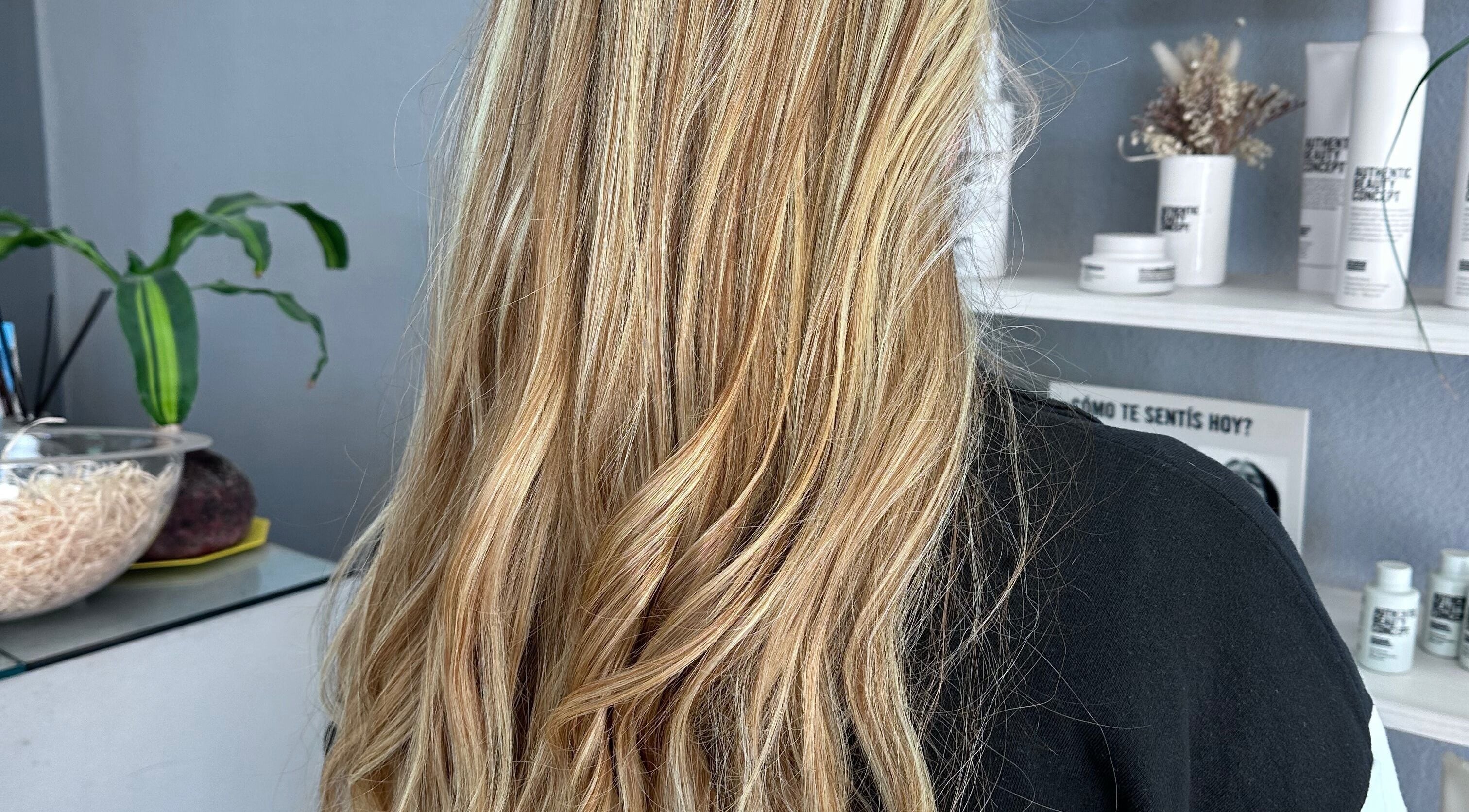 Cabello rubio y ondulado en Carolina Lopez Peluqueria, Los Cardales, Provincia De Buenos Aires, AR.