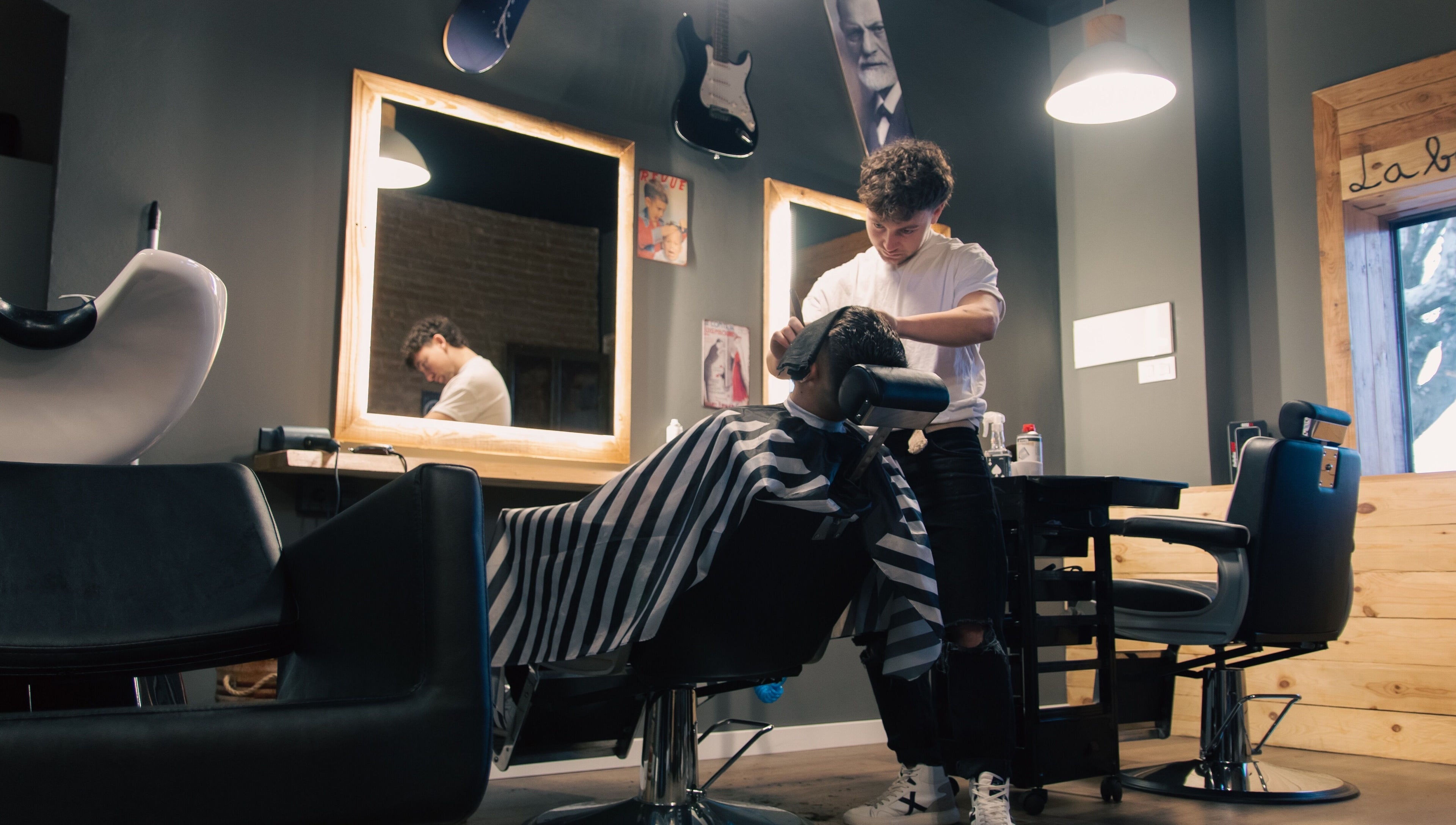 Servicio de barbería en T.Y Barber, Sant Miquel De Balenyà, Catalunya, ES en un ambiente moderno y elegante.