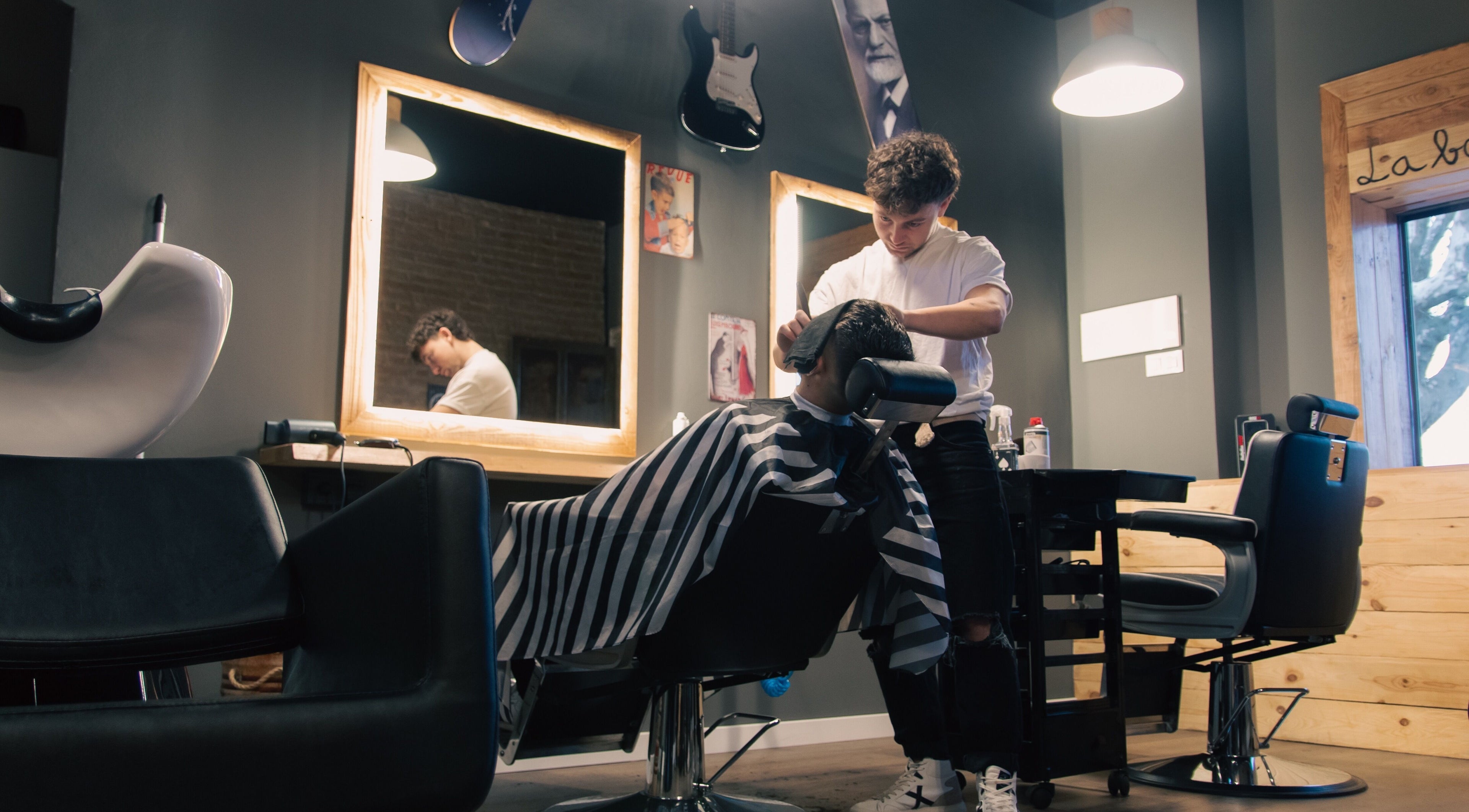 Servicio de barbería en T.Y Barber, Sant Miquel De Balenyà, Catalunya, ES en un ambiente moderno y elegante.
