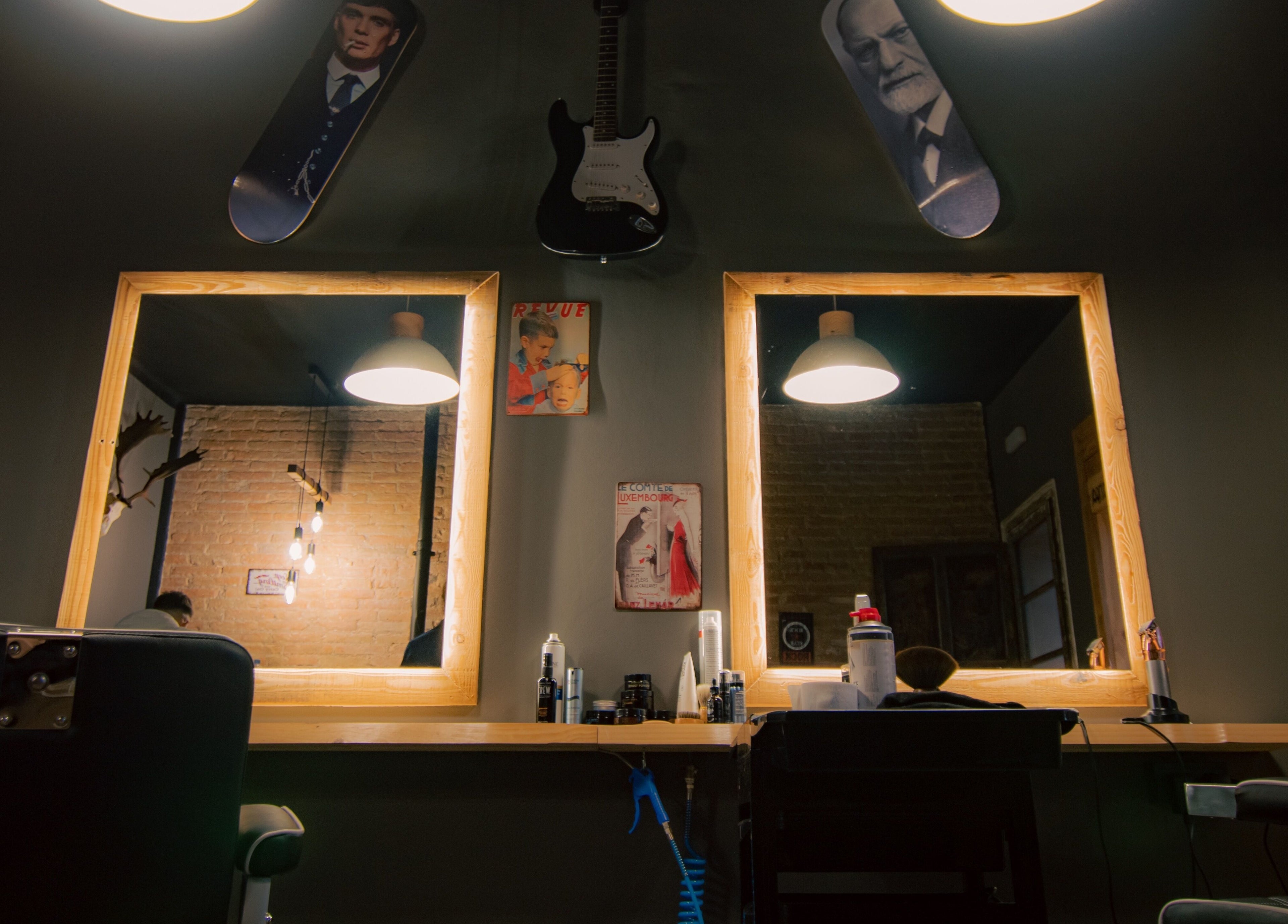 Espejos iluminados en T.Y Barber, Sant Miquel De Balenyà, Catalunya, ES mostrando un elegante espacio de barbero.