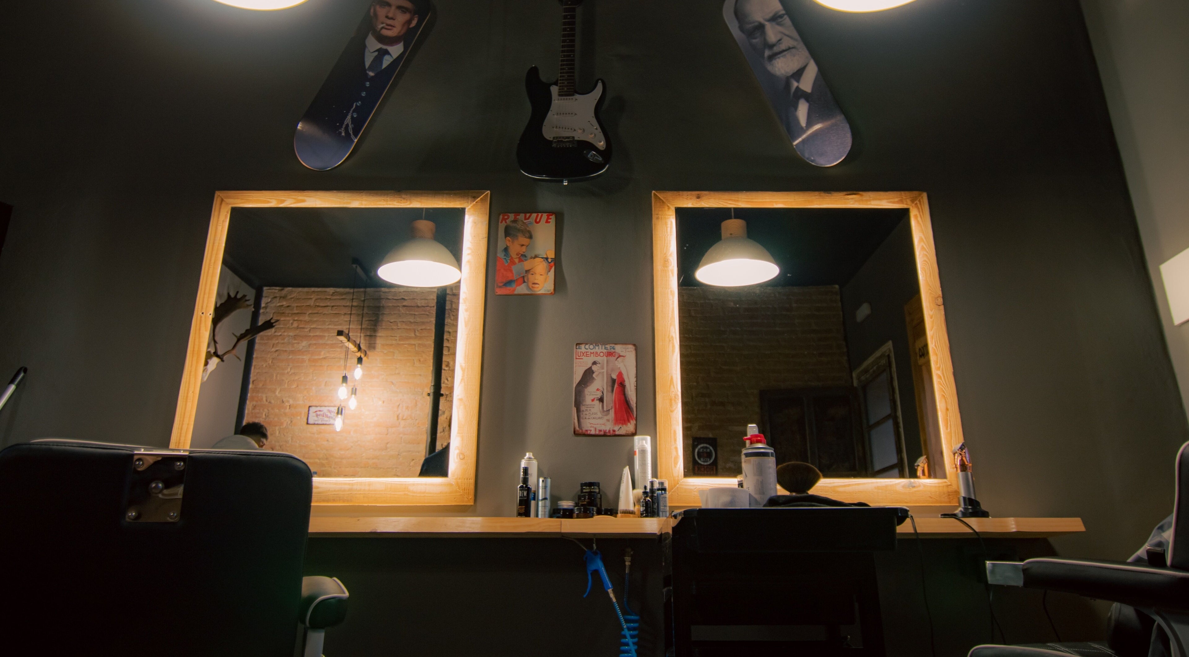 Espejos iluminados en T.Y Barber, Sant Miquel De Balenyà, Catalunya, ES mostrando un elegante espacio de barbero.