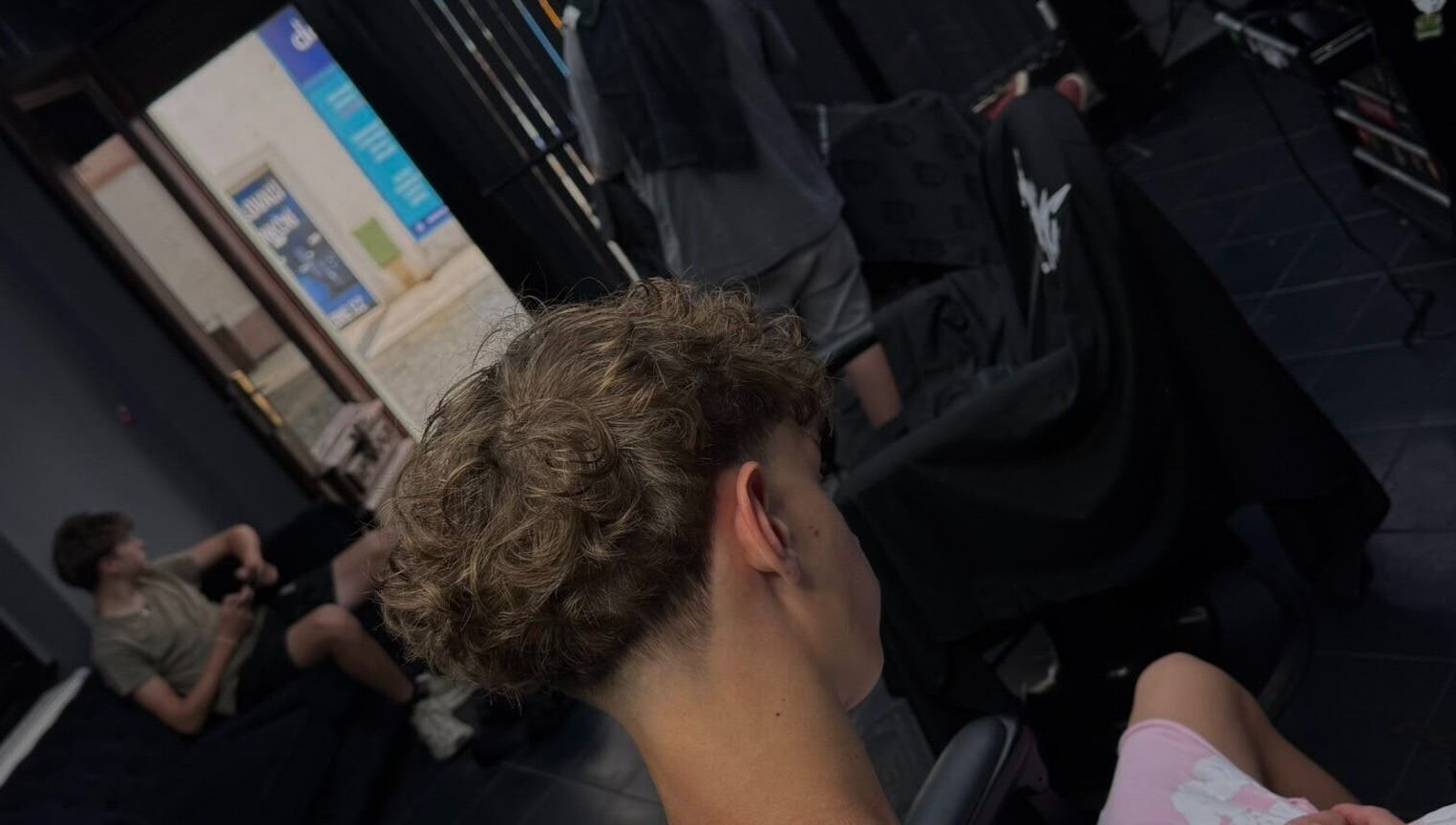 Moderní účes v Noname Studio, Louny, Ústecký Kraj, CZ. Příjemné prostředí a profesionální služby.