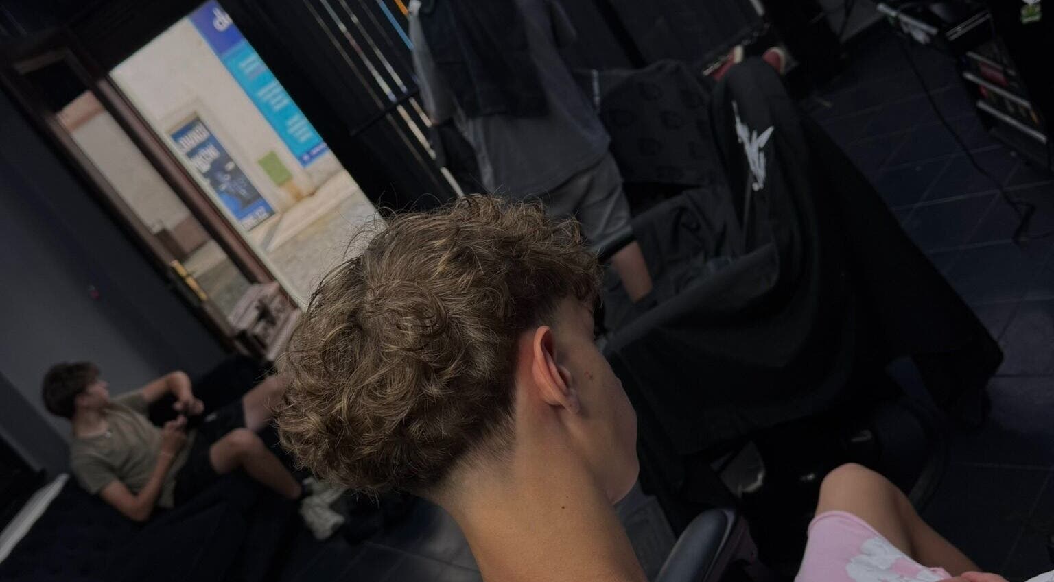 Moderní účes v Noname Studio, Louny, Ústecký Kraj, CZ. Příjemné prostředí a profesionální služby.