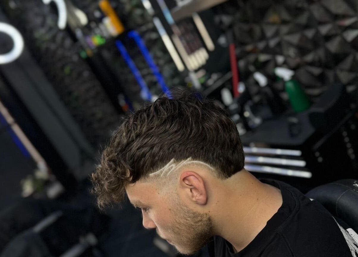 Moderní účes v Noname Studio, Louny, Ústecký Kraj, CZ, s kruhovým vzorem na temeni.