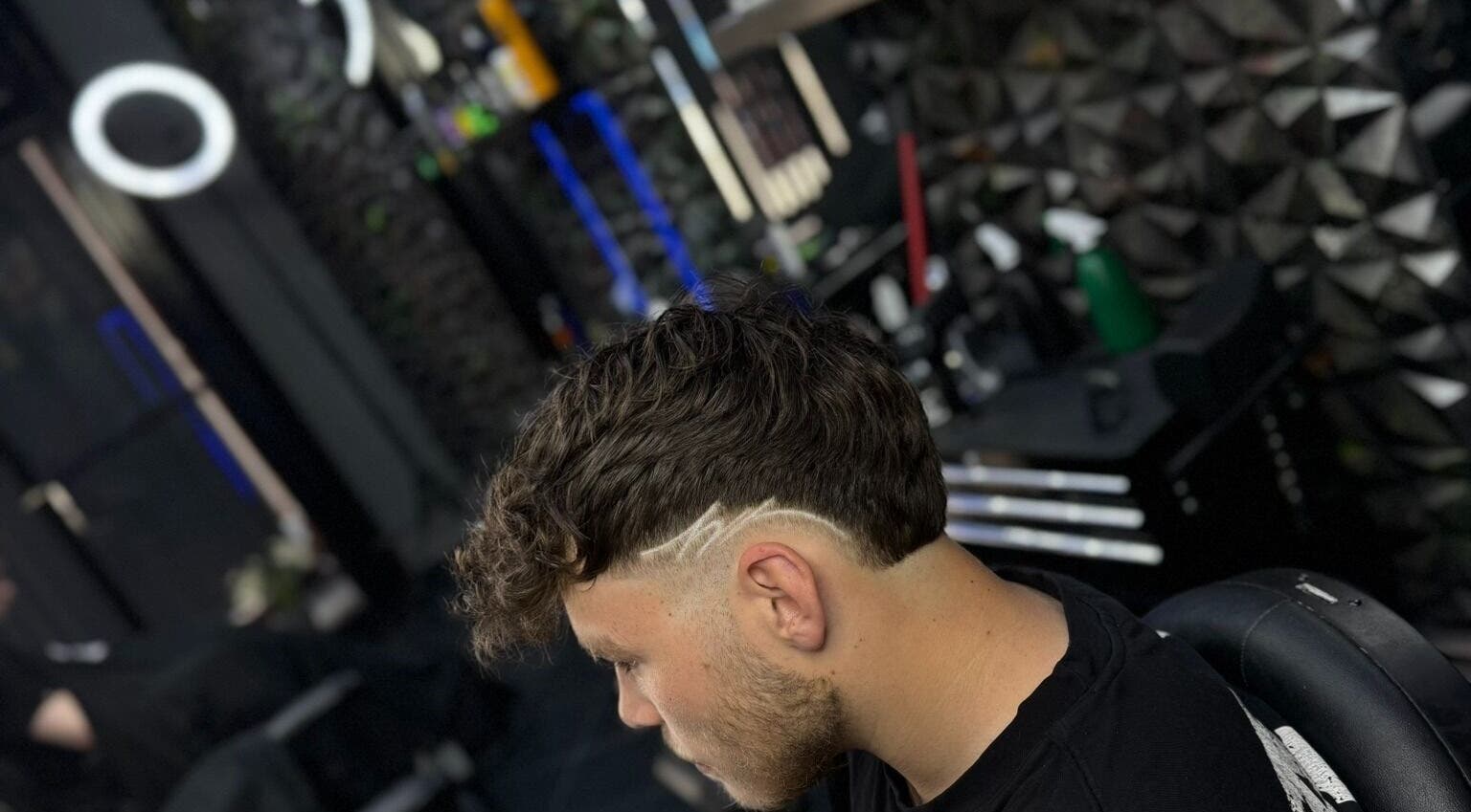 Moderní účes v Noname Studio, Louny, Ústecký Kraj, CZ, s kruhovým vzorem na temeni.