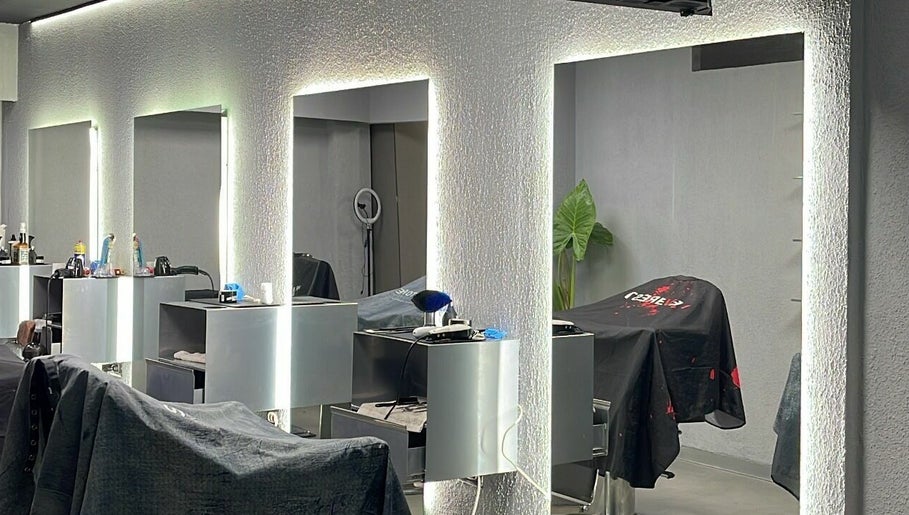 Salvatore Men’s Hair Salon - Dino mall image 1