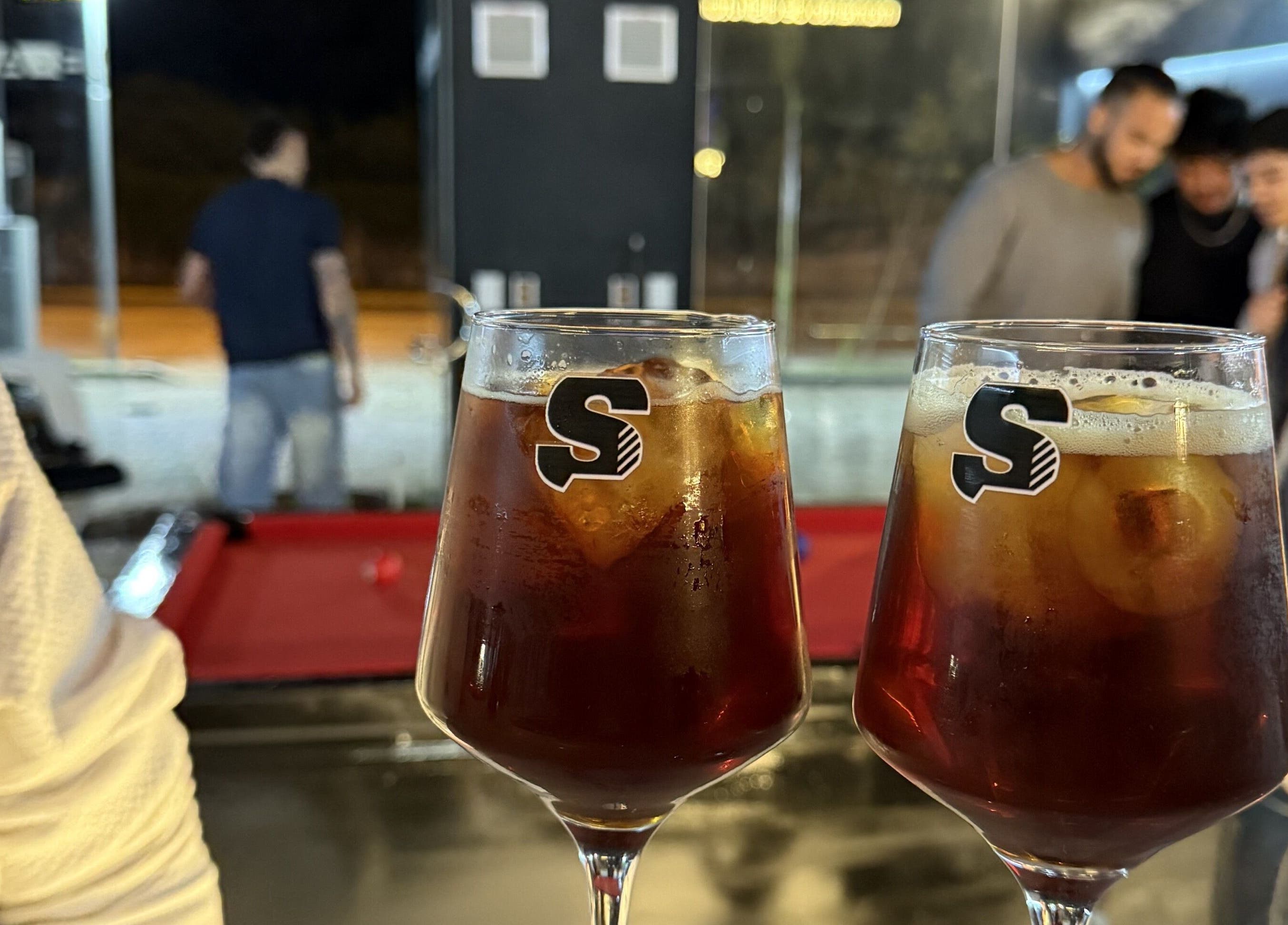 Dos copas elegantes en Salvatore Men’s Club - Manantiales, Córdoba, Córdoba, AR, sobre una mesa de billar.
